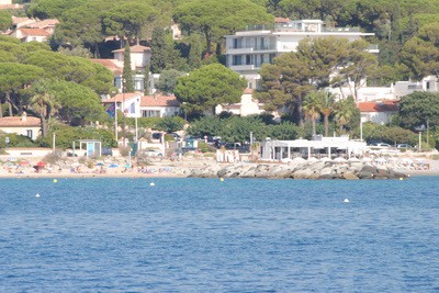 On our 2nd full day on the riviera, we decided to go to St. Maxime and check out the Aquascope, taking les Bateaux verts, the only ferry to cross the Golf