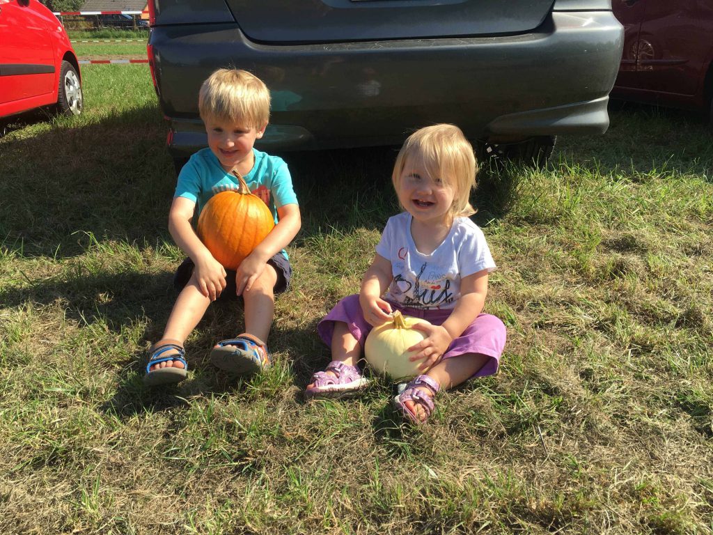 Pumpkin festival and apple picking filled our busy weekend. Now we have carved pumkpins, apple pie and a new apfelringe recipe for next weekend. Never dull!