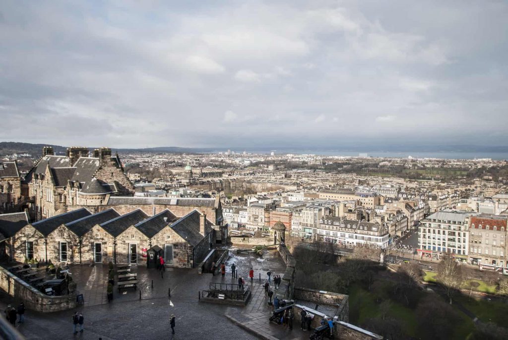 City Guide - Edinburgh a guide for first timers. What to do and where to eat and stay in Edinburgh Scotland. Edinburgh with kids, Scotland with kids, Family travel, Travel with kids
