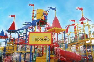 10 fun things to do in Dubai. Find ideas for activities. United Arab Emirates, outdoor activities, top 10 things to experience in Dubai. #dubai #uae #dubaiwithkids #familyvacation #cityguide #familytravel #traveltips #legoland