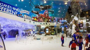10 fun things to do in Dubai. Find ideas for activities. United Arab Emirates, outdoor activities, top 10 things to experience in Dubai. #dubai #uae #dubaiwithkids #familyvacation #cityguide #familytravel #traveltips #indoorski