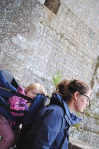 Baby Carrier Reviews. Find out what's the best baby carrier for hiking, learn how to find the right model for your needs and take your kids to the outdoors!
